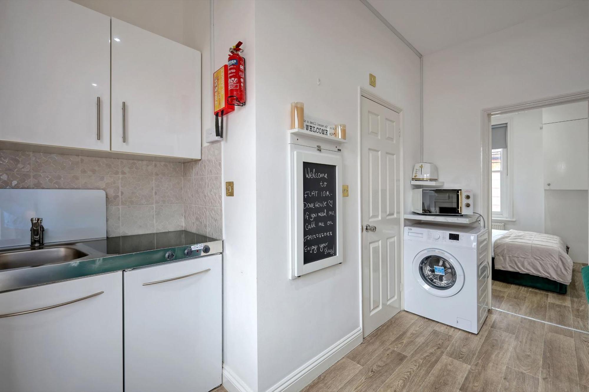 Wanstead Gem! Bright, Cosy & Immaculate 1 Bed On The High Street! Apartamento *